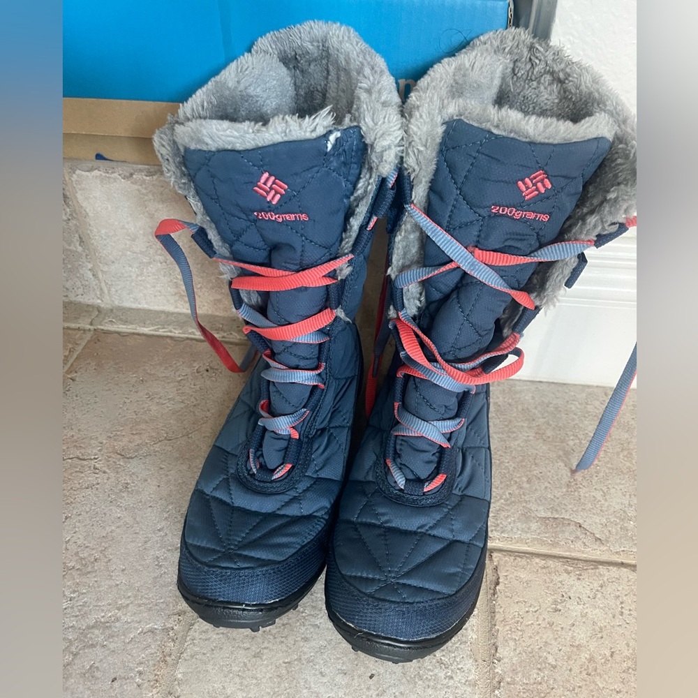 Columbia kids snow boots. Size Youth 3.